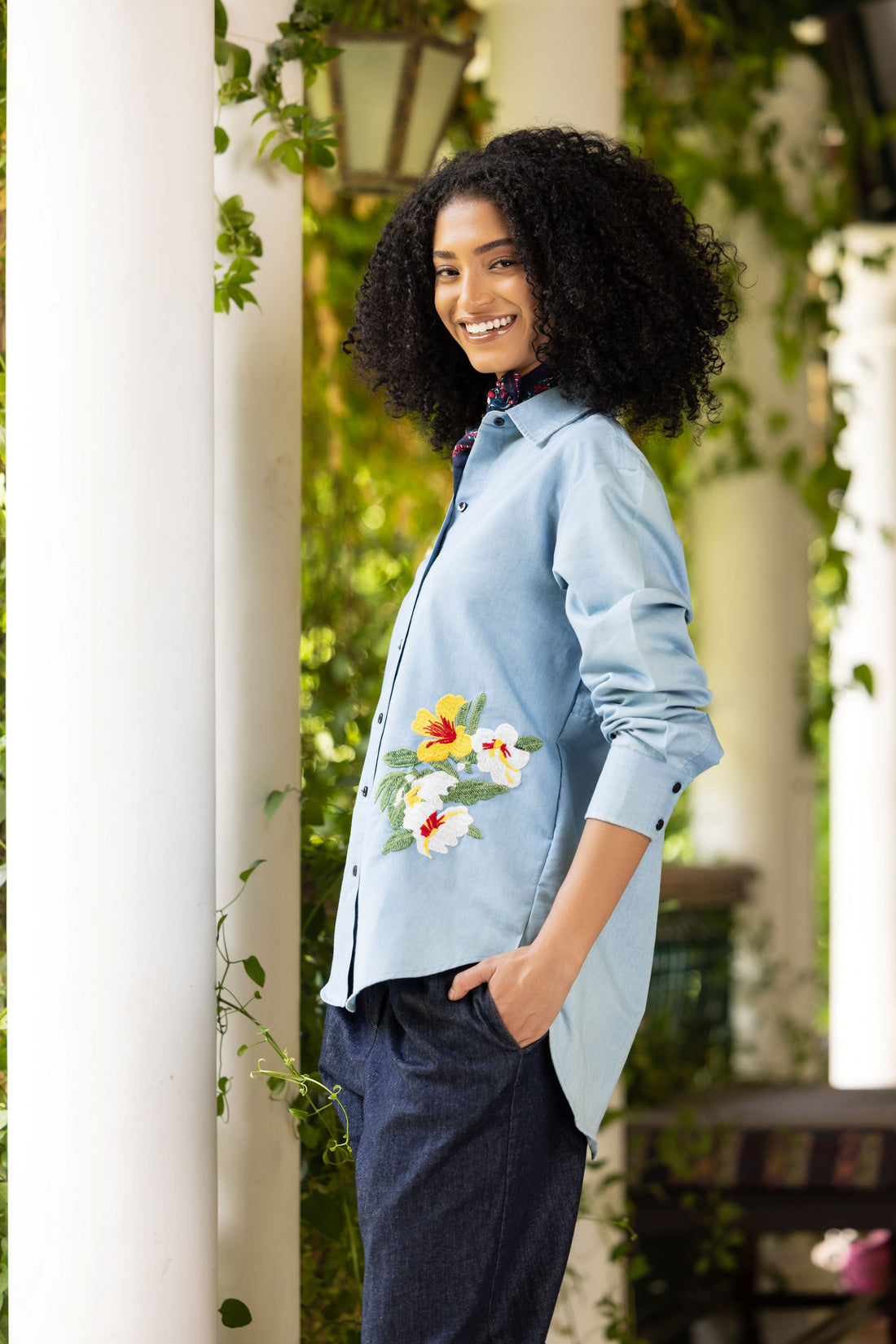 SOLID COLOR BACK EMBROIDERED BUTTON-UP SHIRT