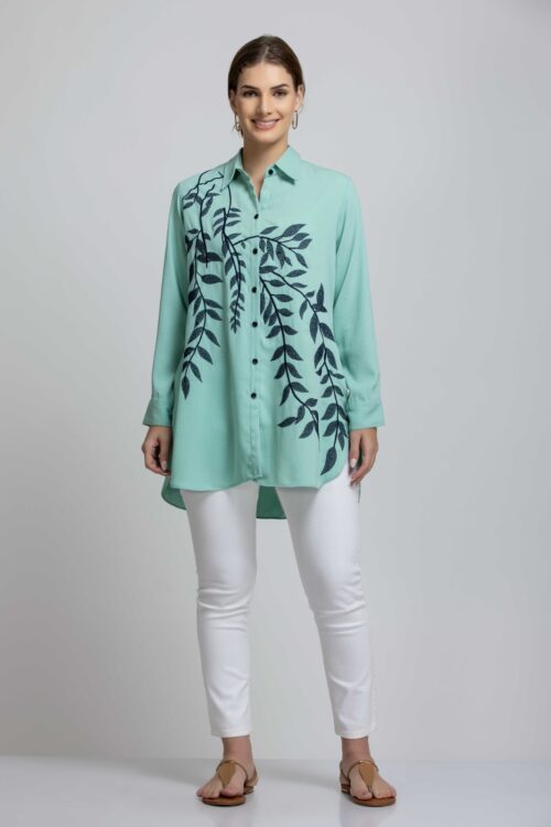 SOLID COLOR FRONT EMBROIDERED COLLAR SHIRT-